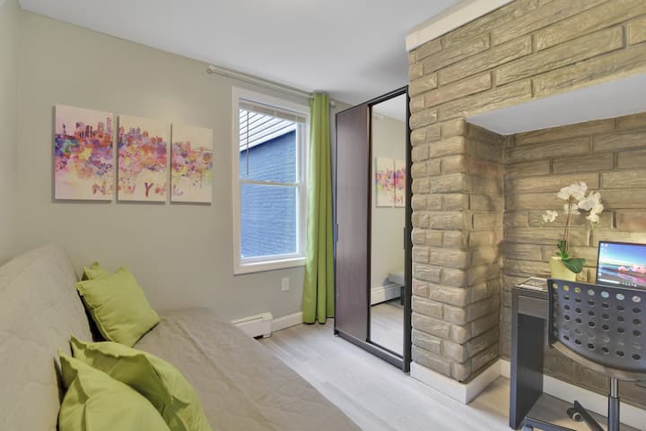 2ª camera da letto. I mobili accuratamente selezionati e snelli ti danno più spazio, anche nella seconda camera da letto più piccola che può essere utilizzata anche come ufficio