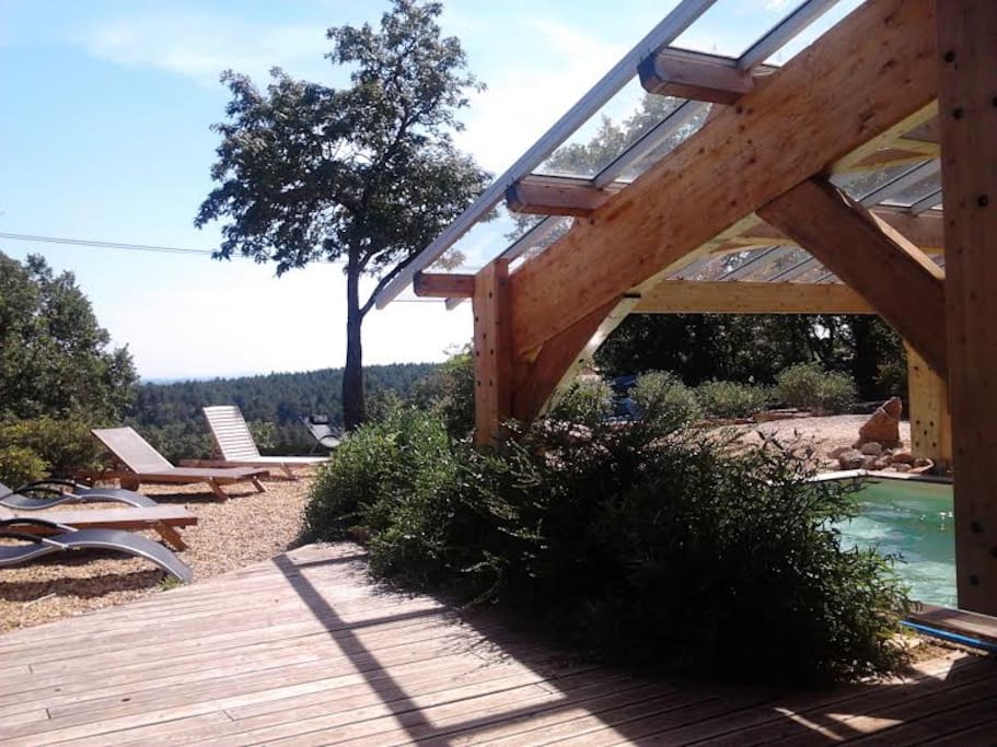 Vue sur la forêt et les grands causses depuis le jardin