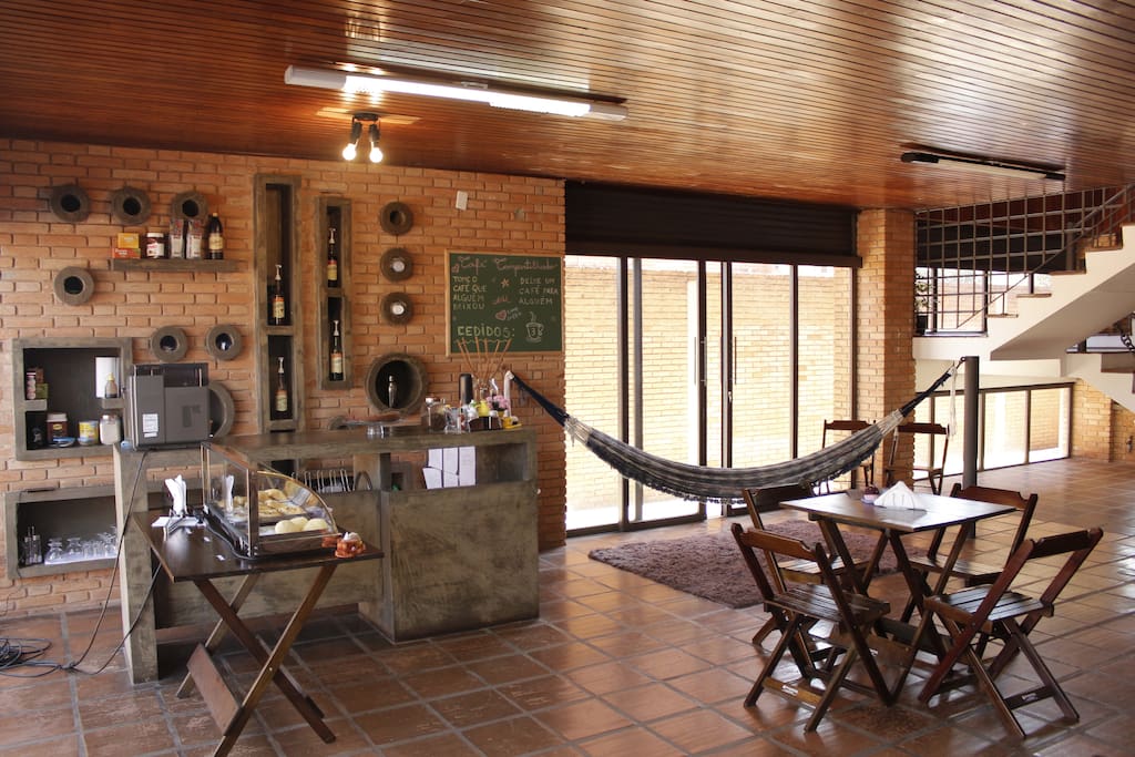 Um charmoso café está à sua espera!