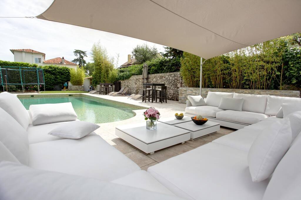 Belle espace de détente autour de la piscine.