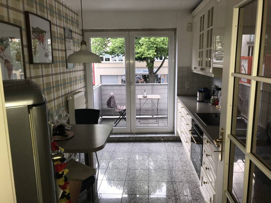 Küche mit Balkon