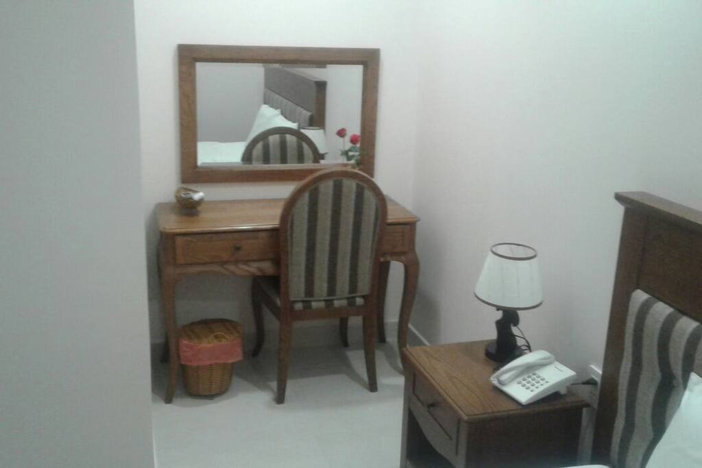 Desk, mirror, chair.