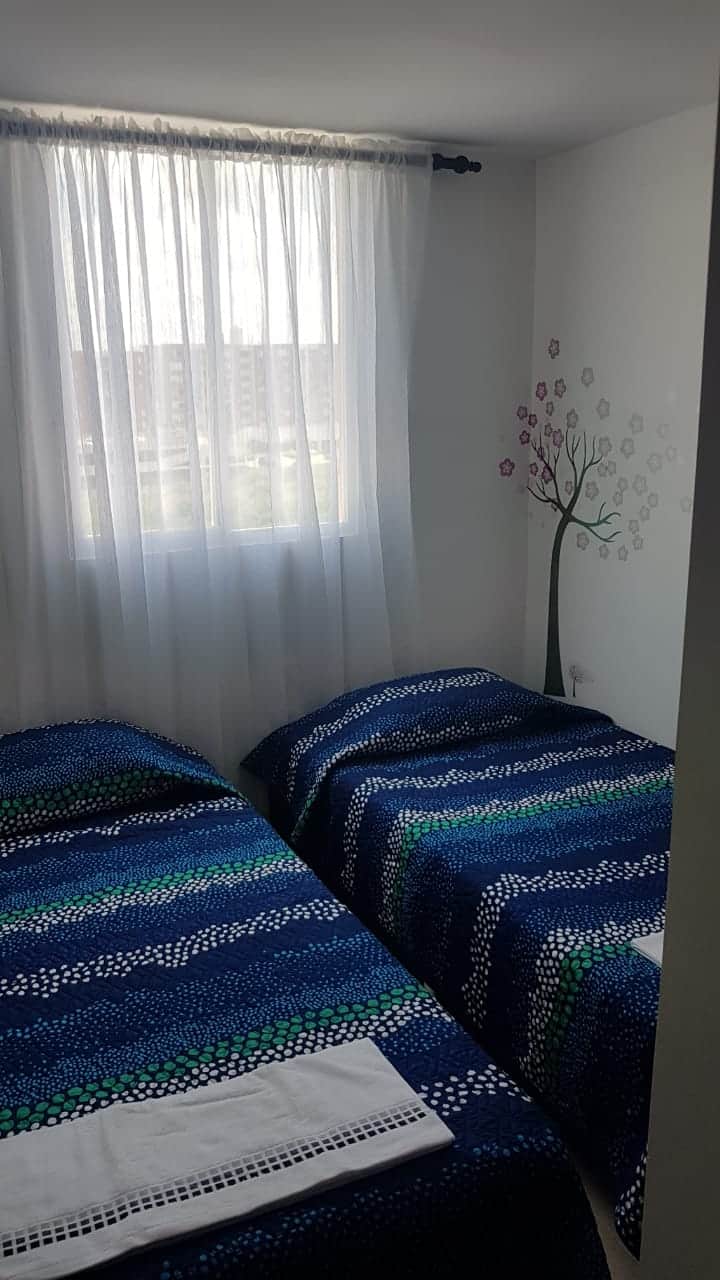 Alcoba # 2 avec deux lits simples, placard et ventilateur.