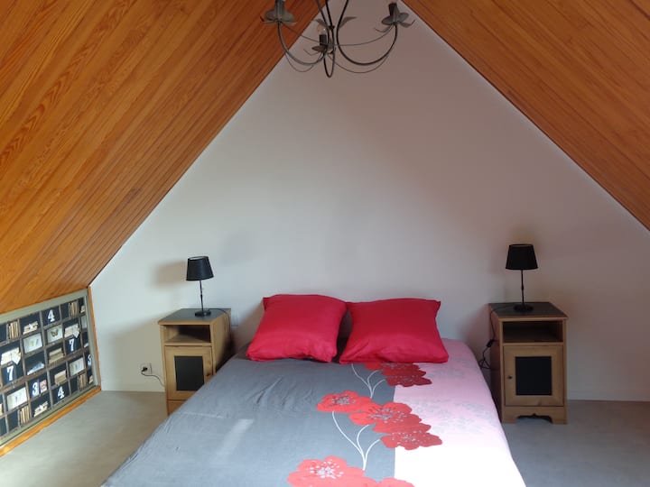 Საძინებელი 4. ზემოთ, ქვაბის ოთახის ზემოთ, ხელმისაწვდომია სამზარეულოში. Ცოტა უფრო შორს სხვა ოთახებიდან და ტუალეტიდან. Უფრო რთული კიბე, მაგრამ სააბაზანოსთან ახლოს პირველ სართულზე. 