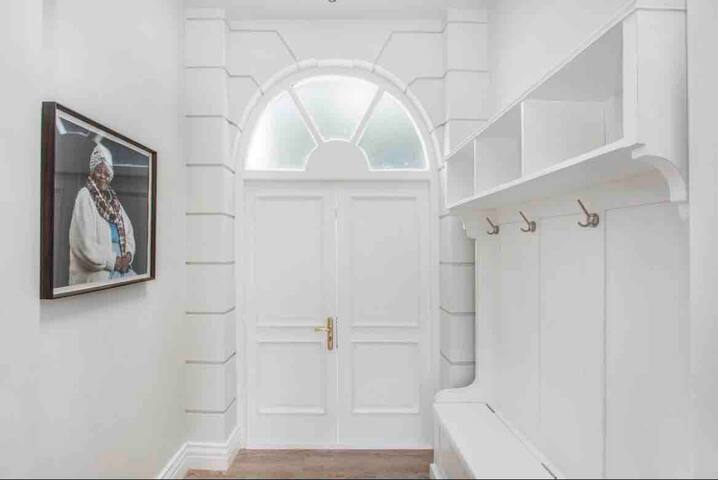 Luxury serviced cottage + heated pool Constantia gallery image 4