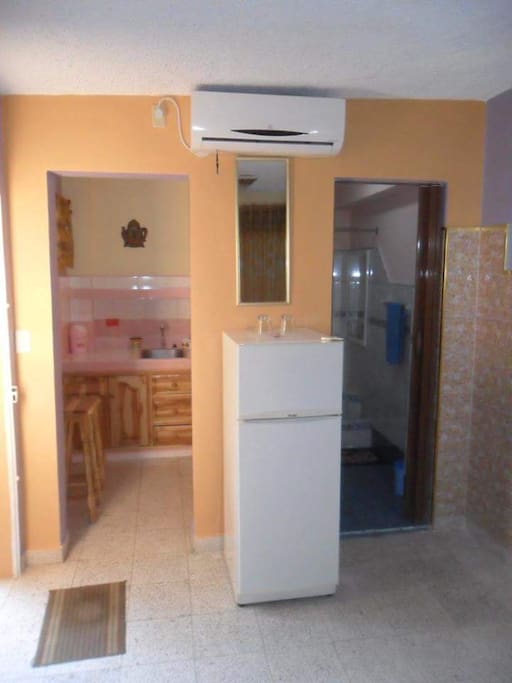 Habitacón, Baño, Cocinita.
