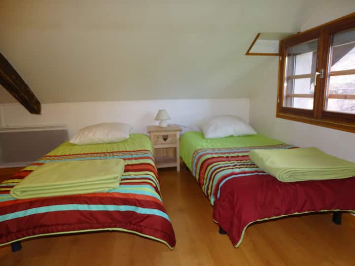 Таванска спалня с 3 единични легла