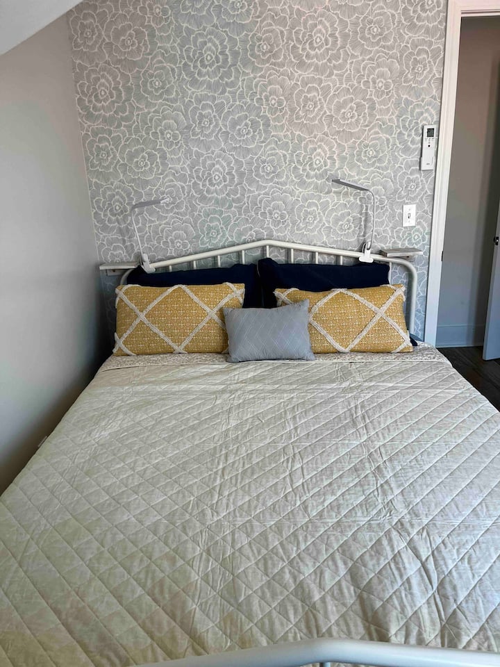 كوين المريحة، يحتوي كل جانب على رف هاتف وضوء للقراءة. تحتوي جميع الغرف على جهاز تحكم عن بعد للتحكم في درجة الحرارة!