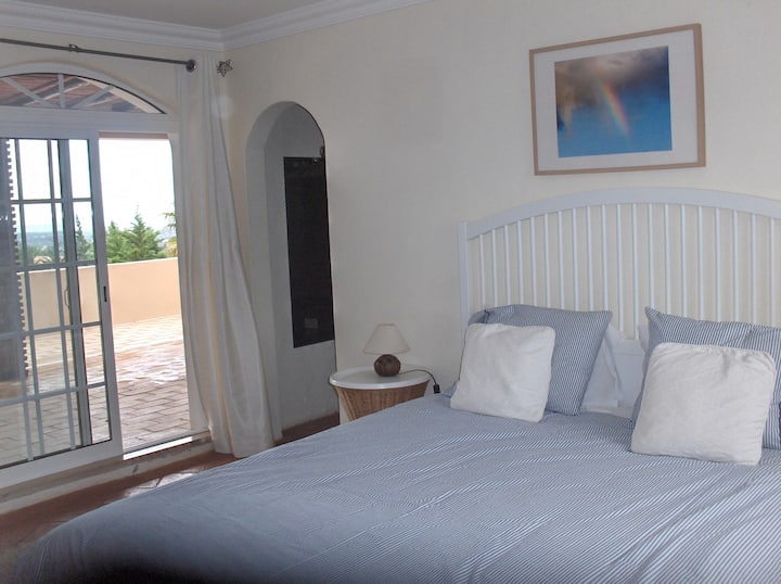 Cama queen size no quarto no andar de cima se abre para um grande  terraço. 
Piso 1