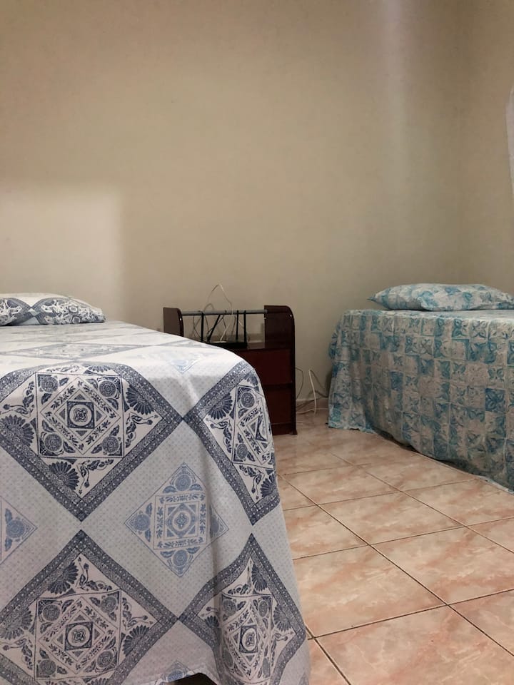 Chumba 3 cha kulala, vitanda 2 vya mtu mmoja. Ghorofa ya kwanza. 