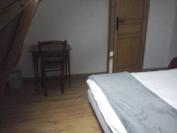 tavolino per lavorare in questa camera + presa CPL