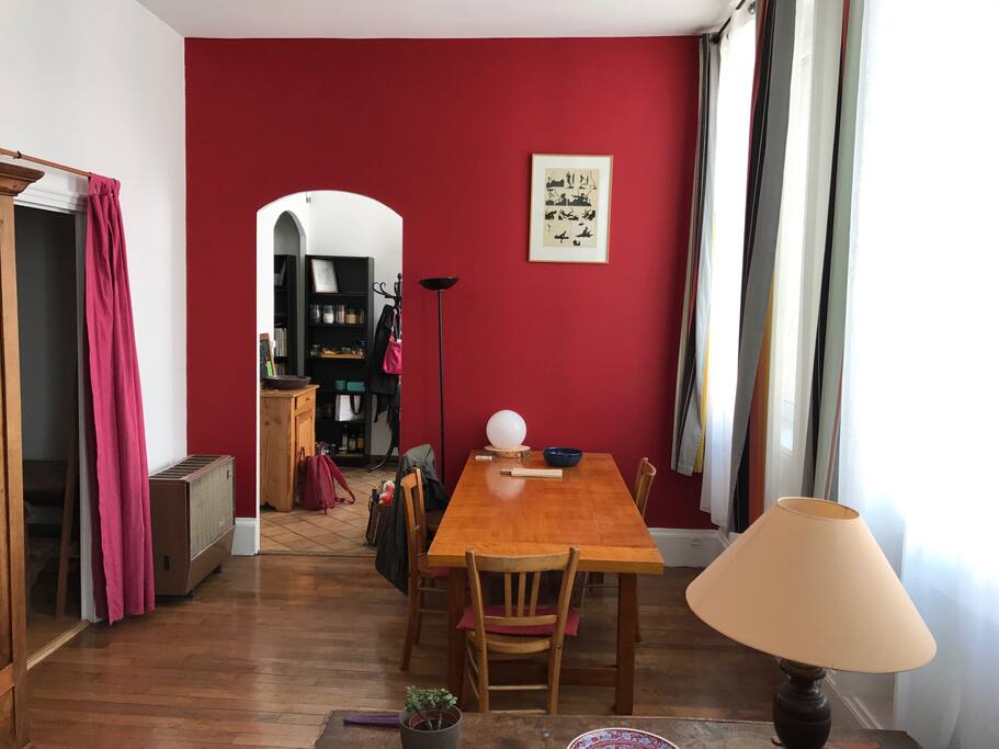 Le salon avec une grande table en bois.
