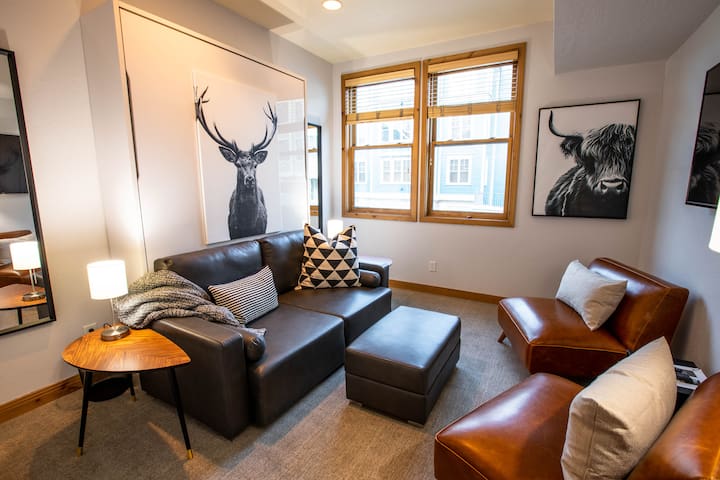 Perfect Oasis for single or couple - on Main St.