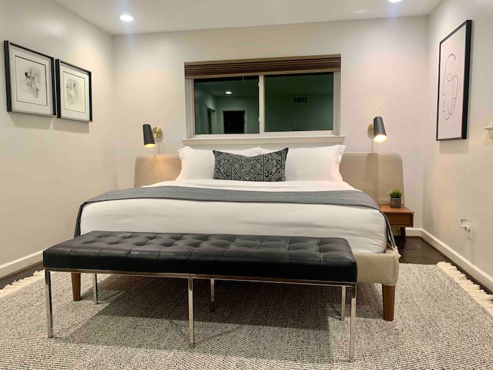 Quarto principal com colchão tempurpédico tamanho king e persianas blackout