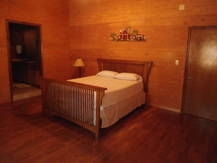 Soba IV
Ova spavaća soba također ima krevete na kat.
Ova soba sadrži i krevet na kat.