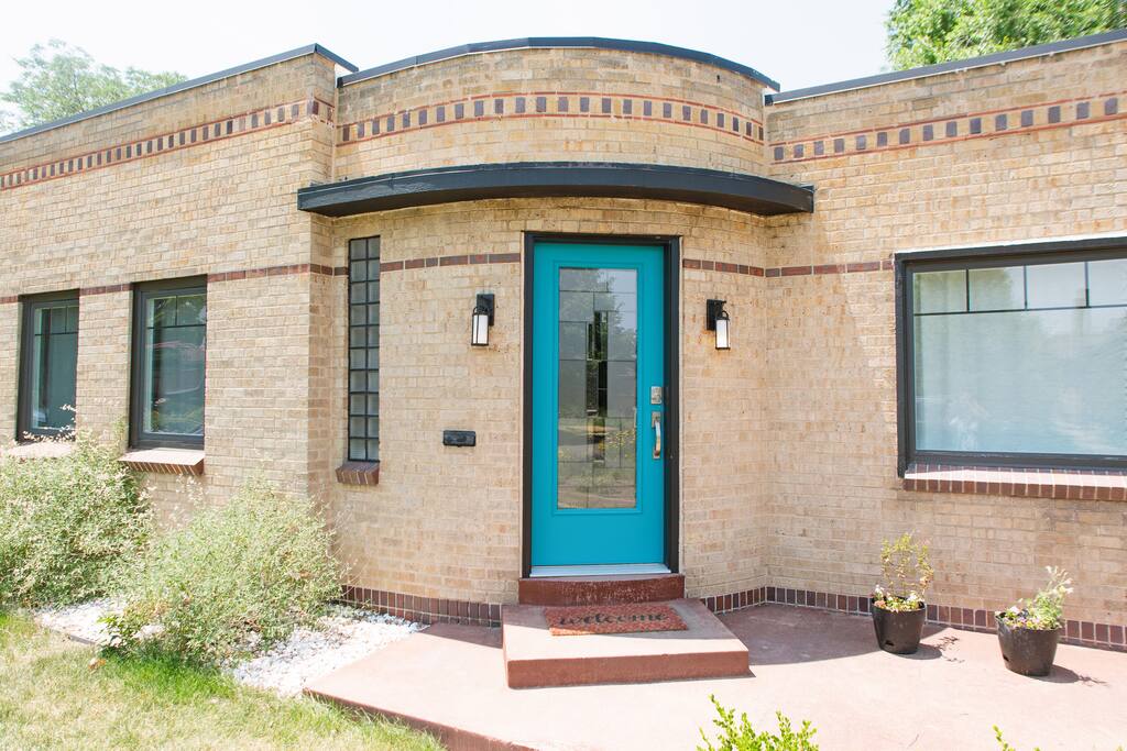 Deco Lounge Front door