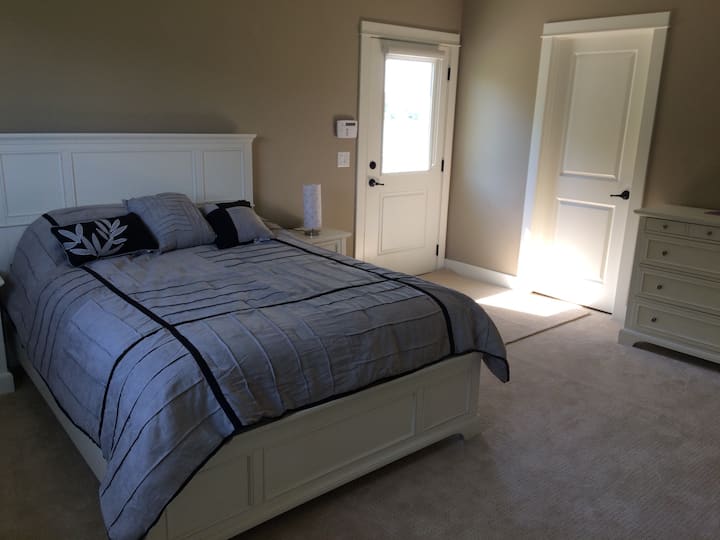 בחדר השינה הראשי בקומה העליונה יש גם חדר רחצה צמוד.