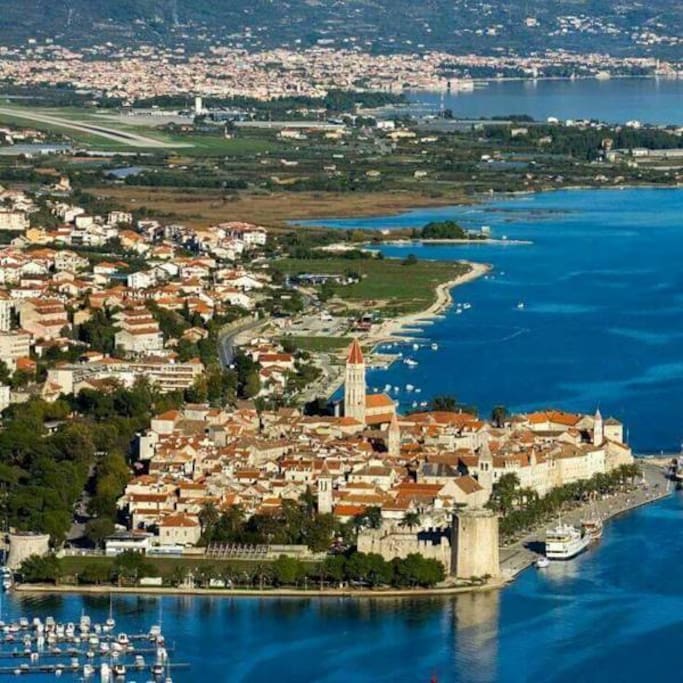 Das schöne Trogir unmittelbar in der Nähe.