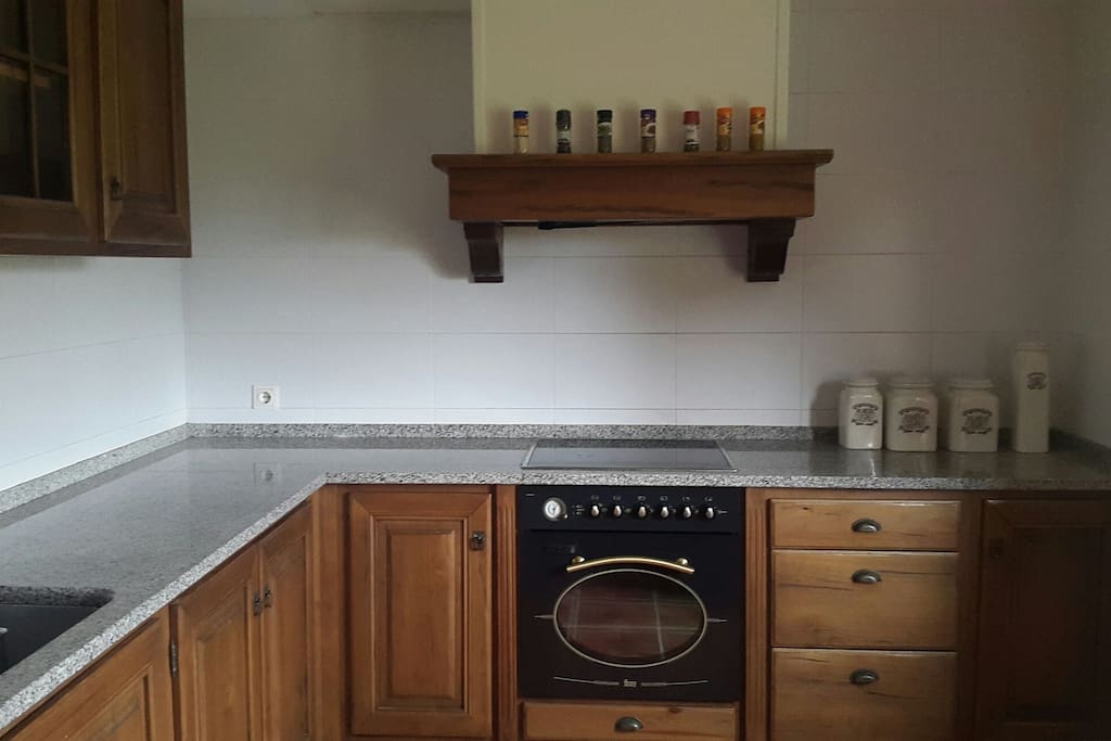 Cocina grande y luminosa con mesa y 4 sillas
