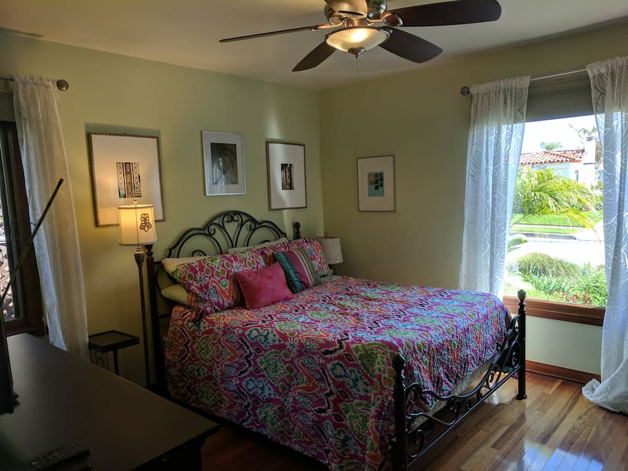Quiet and comfortable, Tempur-Pedic bed ensures great sleep!