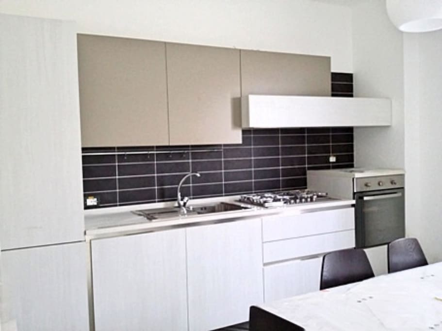 Cucina moderna completa a piano terra