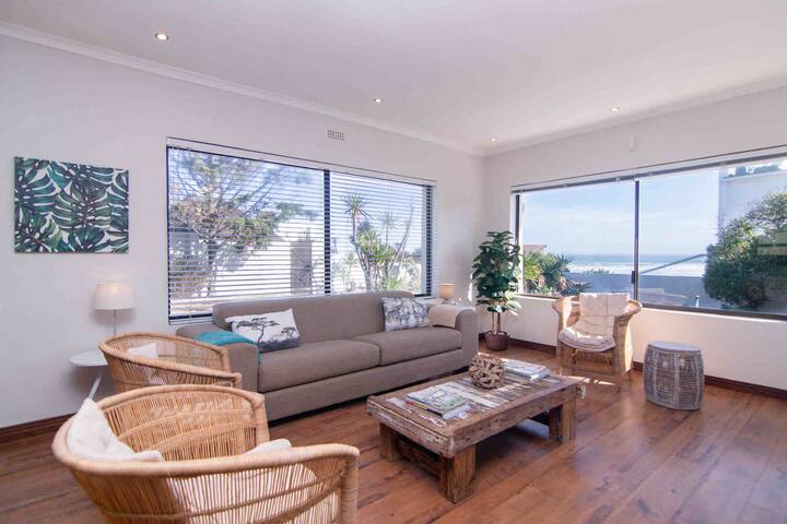 Beachside 3-Bed House in Melkbosstrand gallery image 3