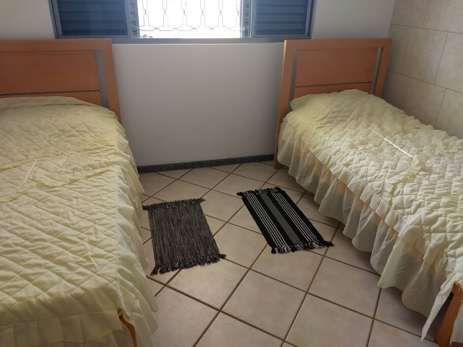 quarto de solteiro com 2 camas