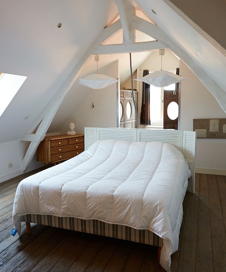 Chumba cha kulala cha ghorofani kilicho na WARDROBE, mwonekano wa bonde na choo