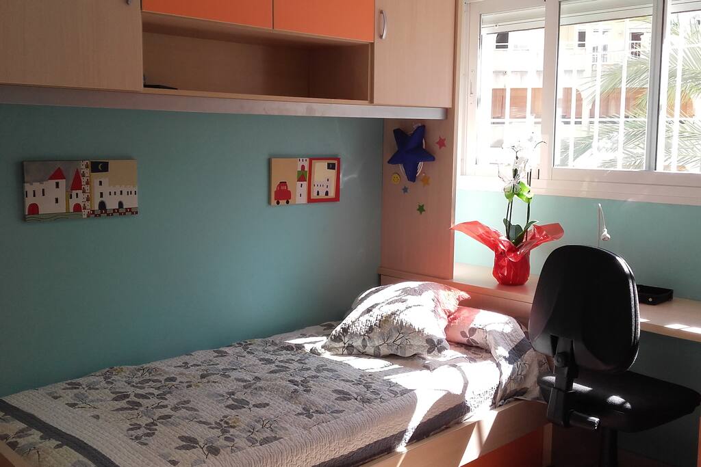 Habitación doble soleada y bien equipada.