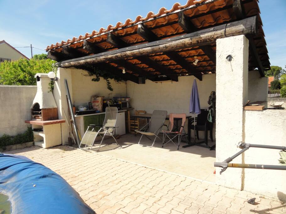 Abri Piscine tout équipé pour manger et repos à l'ombre..
