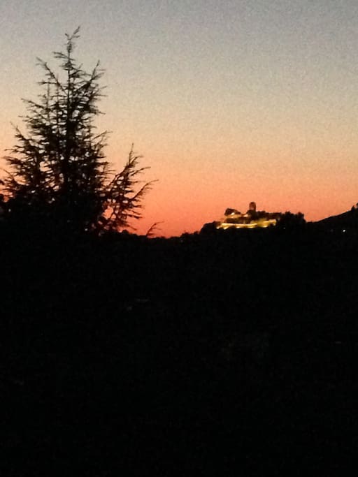 Ausblick bei Sonnenuntergang/Nacht auf beleuchtete Burg Langhans