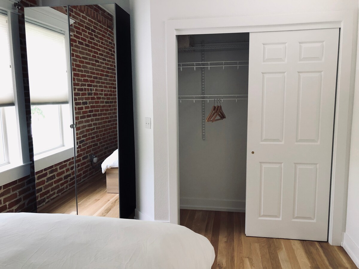 Armario de dormitorio y armario con espejos adicional.