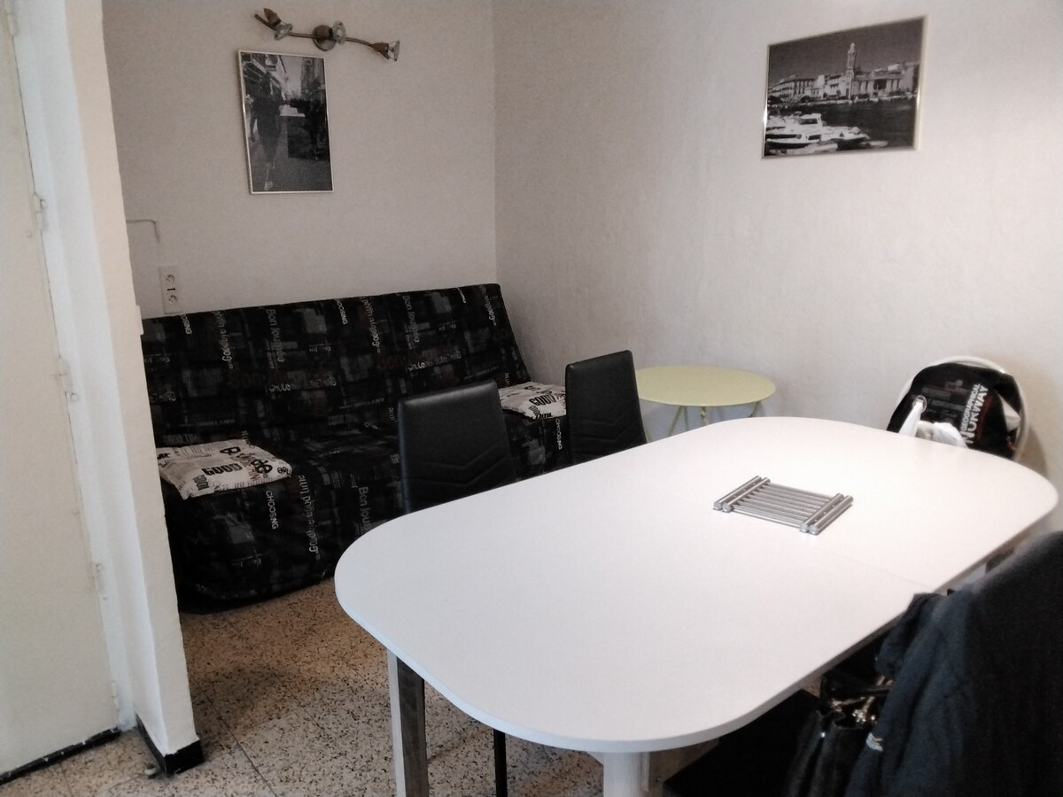 พื้นที่นั่งเล่นและพื้นที่รับประทานอาหารพร้อมโซฟาเบดสำหรับ 2 คนและโต๊ะ 6 คน 