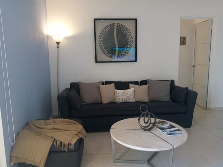 Cómodo sofá que se puede convertir en espacio para dormir para un niño 