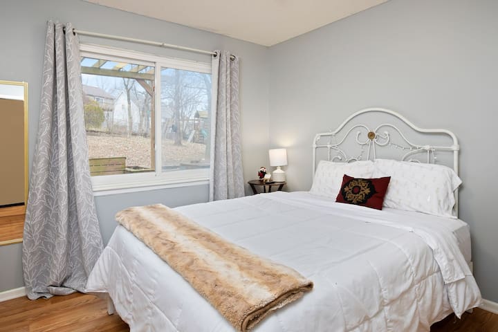 ☆Cozy☆ Crash Pad | Comfy Queen Bed, Off Main Hwys