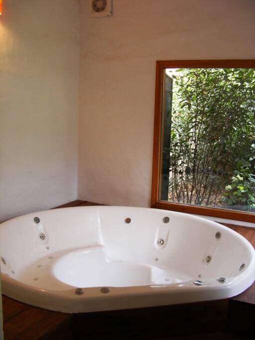 Jacuzzi con vista al jardín