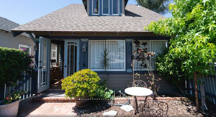 Block to the Beach – Amazing SantaMonica Craftsman gallery image 2