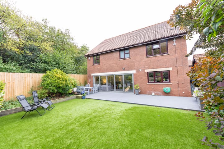 Luxurious Modern Quality House – 10 mins from City gallery image 3