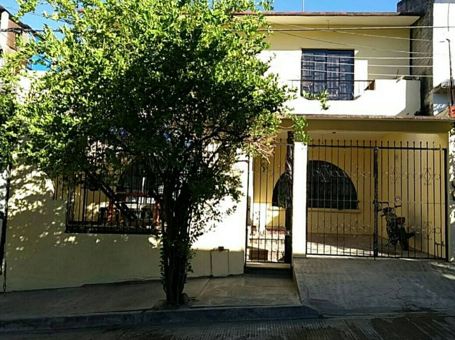 Esta es tu casa en huatulco vista desde la calle, claramente puedes ver el garaje muy amplio.