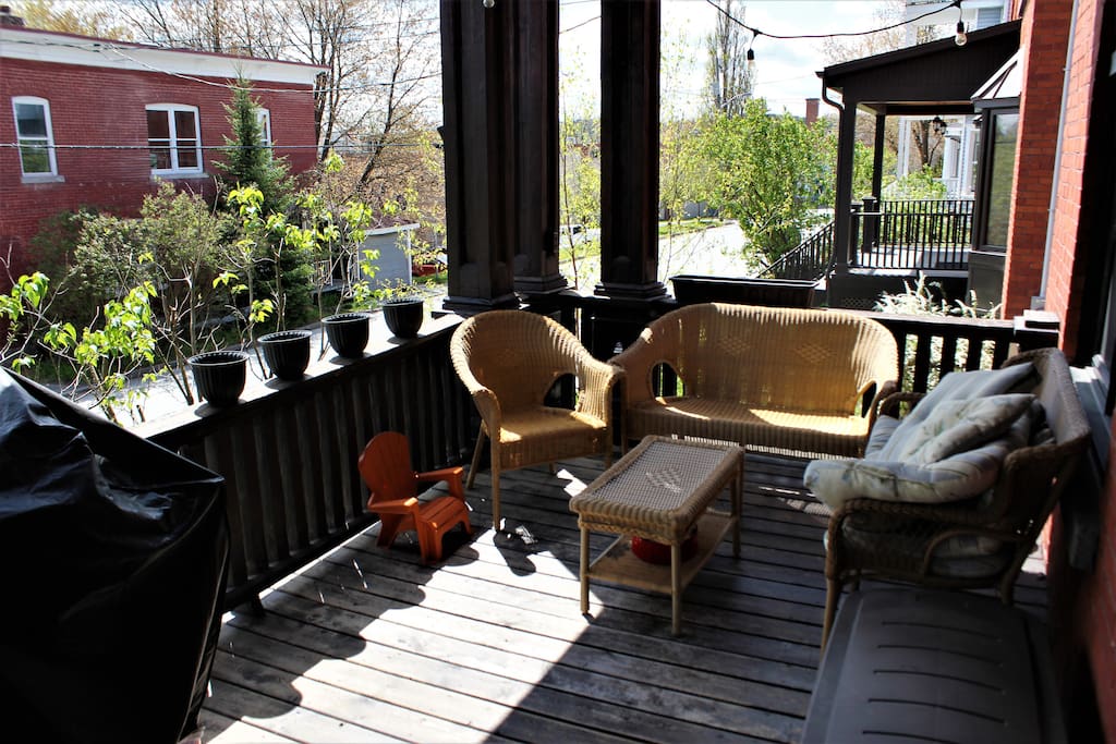Énorme balcon pour profiter des belles soirées d'été.