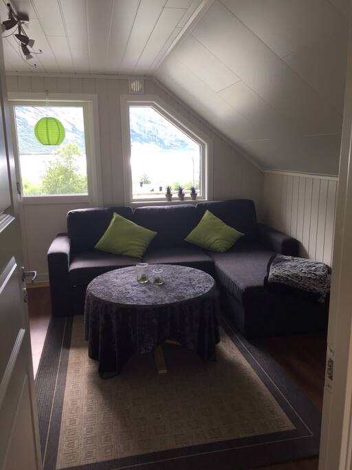 Stue med sofa som kan lages til dobbelt seng