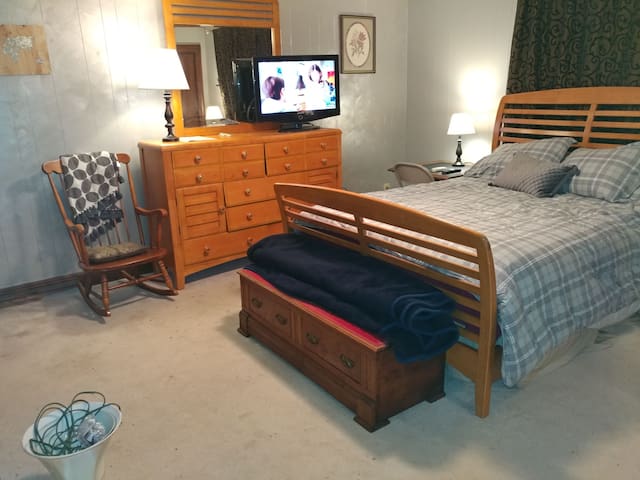 Private Roselyn room off  I-81, central to area