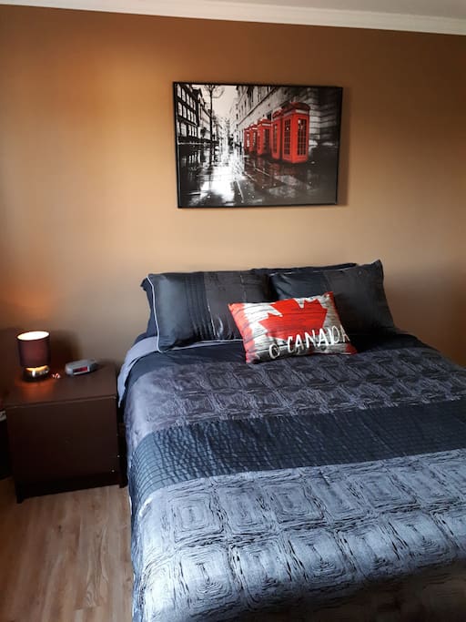 Lit très grand / Queen size bed