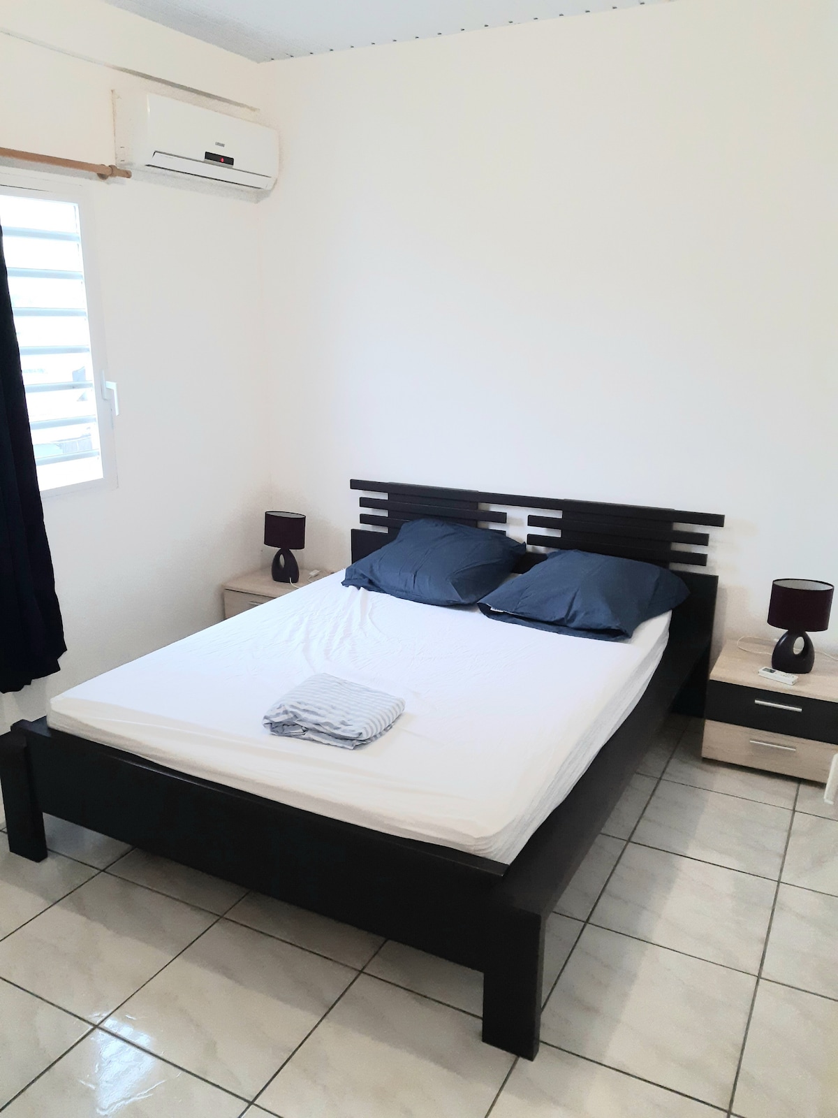 Klimatizovaná spálňa 1 s posteľou 160 x 190 cm a obväzmi.