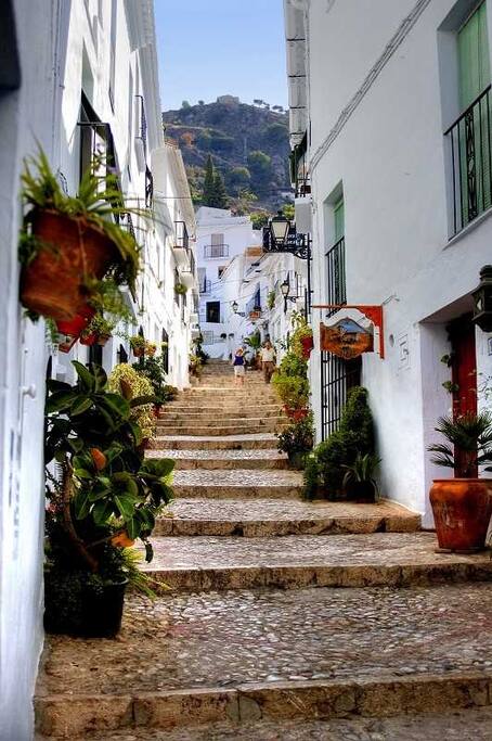 Bonita casita restaurada en calle Santa Teresa de Ávila, en pleno casco histórico de Frigiliana, junto a la calle Zacatín, una de las más típicas des esta localidad.