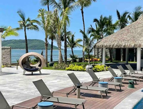 Popular Airbnb listing: Luxury Oceanfront Condo with Pool, Spa & More in Mazatlán