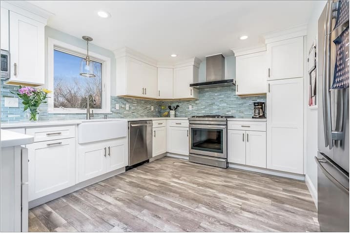 Beautifully Remodeled Walk To Beach With AC