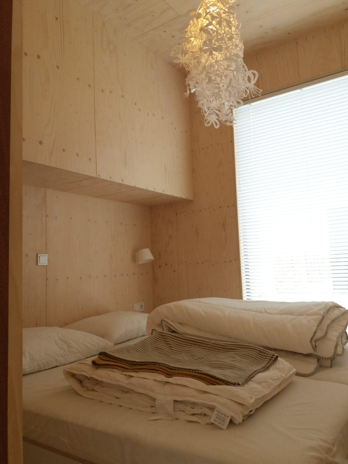 חדר שינה 1 עם מיטה זוגית. יש שני מזרני יחיד על המיטה. 