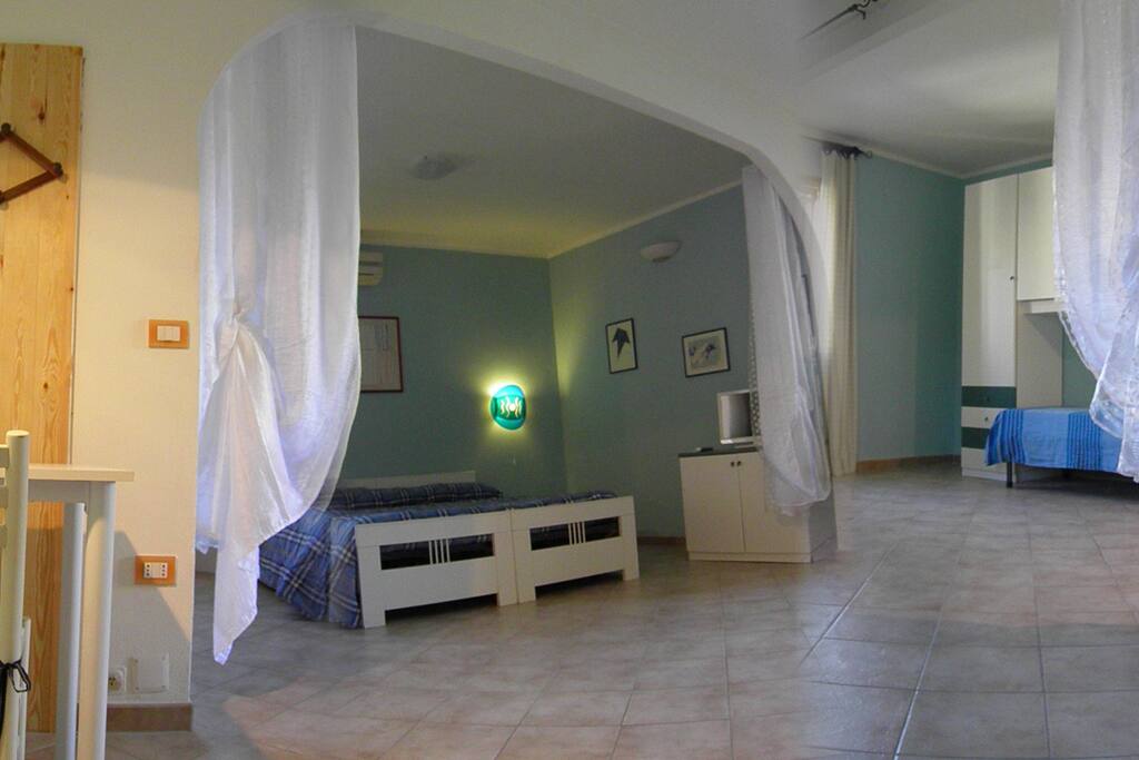 Ampia camera da letto matrimoniale con possibilità di due letti aggiuntivi