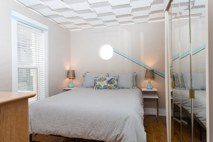 ห้องนอนแสนสบายมีที่นอนเมมโมรี่โฟมขนาดควีนไซส์ตู้เสื้อผ้าตู้เสื้อผ้าและโต๊ะข้างพร้อมไฟอ่านหนังสือ